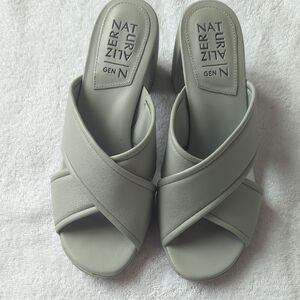 Naturalizer Women's Pale Gray Mules